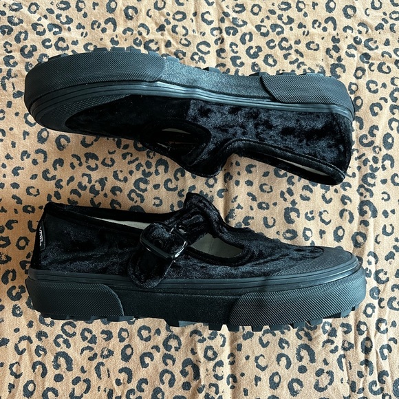 Vans Style 93 Mary Jane Women Size 6 Black Velvet T-Strap Buckle Shoes - Picture 1 of 6